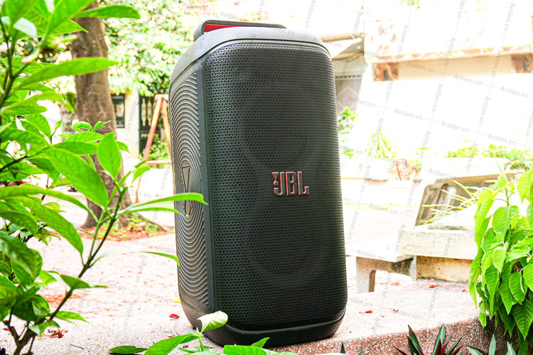 JBL Partybox Club 120 có công suất lên tới 160 W