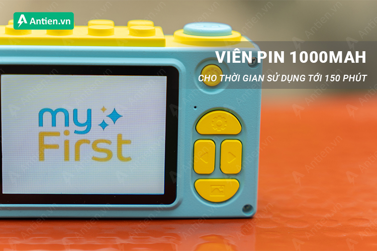 Viên pin lithium-ion 1000mAh giúp trẻ thoải mái quay chụp suốt cả ngày