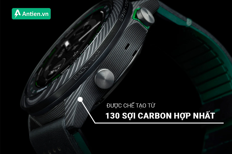 Khung viền bezel trên MARQ Golfer Carbon được gia công từ 130 sợi Carbon hợp nhất