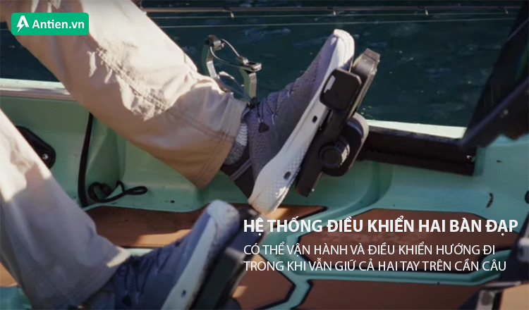 Bàn đạp chân sử dụng pin AA kết nối không dây, cho phép điều khiển ga và lái hoàn toàn rảnh tay