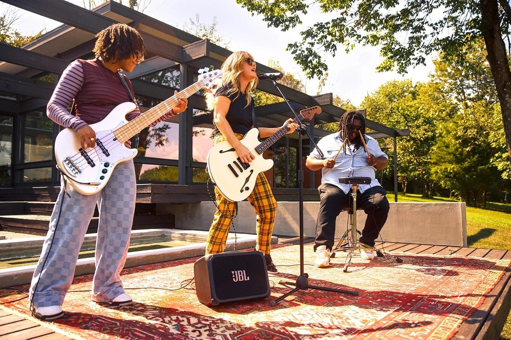 Loa JBL BandBox Trio mang đến âm thanh 2 đường tiếng mạnh mẽ và rõ ràng đặc trưng của JBL