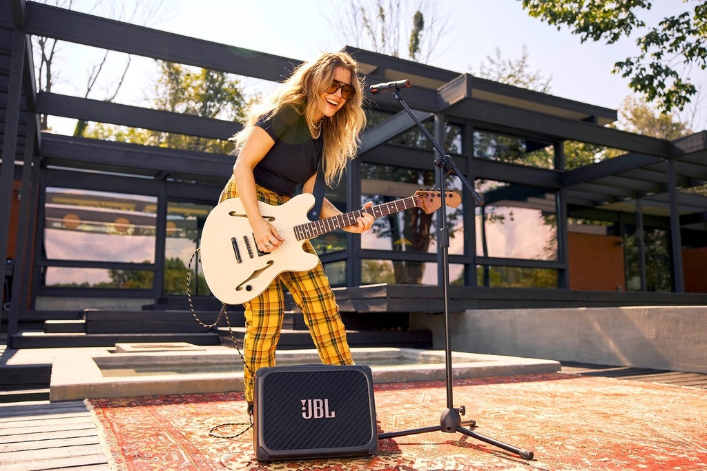 Loa JBL BandBox Trio sở hữu thiết kế nhỏ gọn, hiện đại và bền bỉ cho nhiều không gian sử dụng