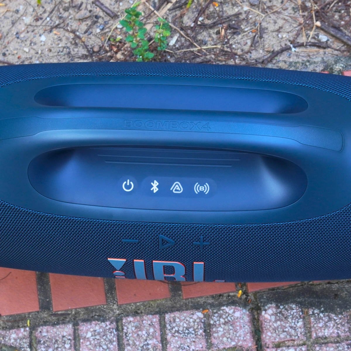 Hệ thống nút bấm trên thân loa JBL Boombox 4