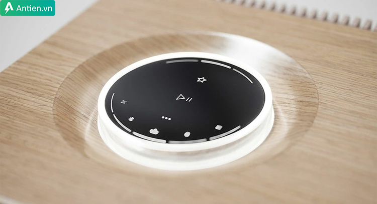 Dễ dàng điều khiển Muso Wood Edition qua màn hình cảm ứng trên mặt loa