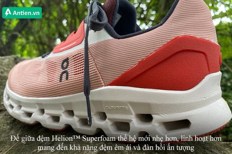 Đệm Helion™ siêu bọt mang đến độ đàn hồi ấn tượng trên nhiều địa hình