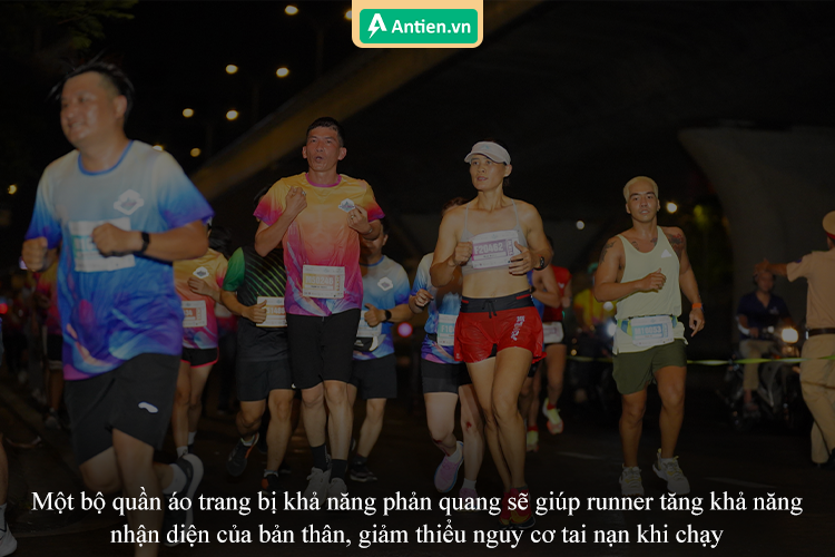 Quần áo với khả năng phản quang sẽ giúp runner tăng khả năng nhận diện trong đêm