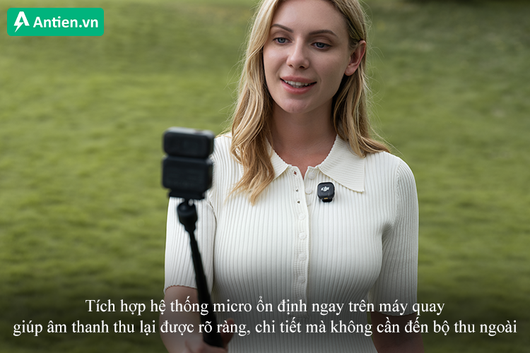 Trang bị hệ thống micro ngay trên máy quay giúp âm thanh thu lại được rõ ràng, chi tiết
