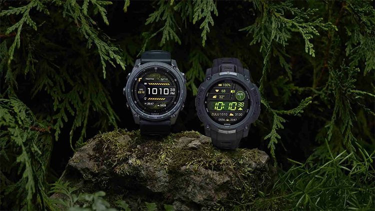 Ảnh gốc có độ phân giải cao được sử dụng trong bộ sản phẩm Tactix 8 của Garmin, cho thấy Instinct 3 Tactical AMOLED (phải) bên cạnh Tactix 8 (trái)