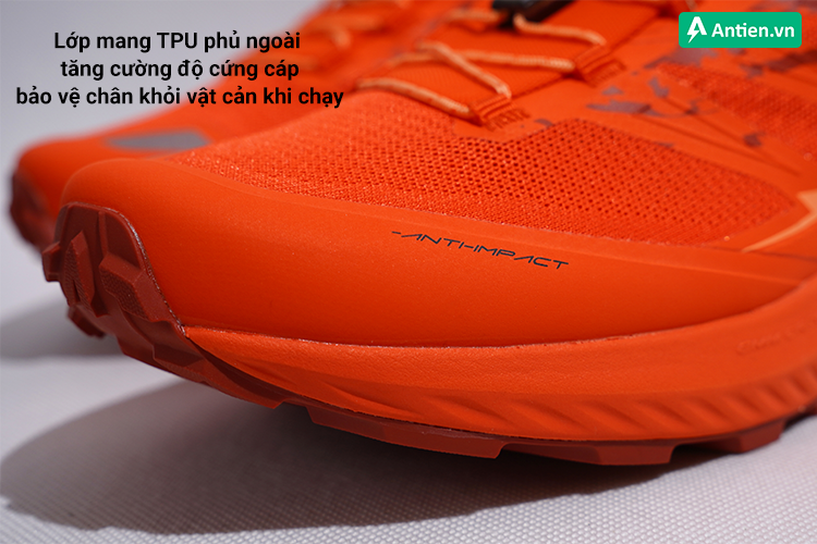 Lớp TPU phủ ngoài giúp tăng độ cứng cáp cùng khả năng bảo vệ chân khỏi các vật cản khi chạy