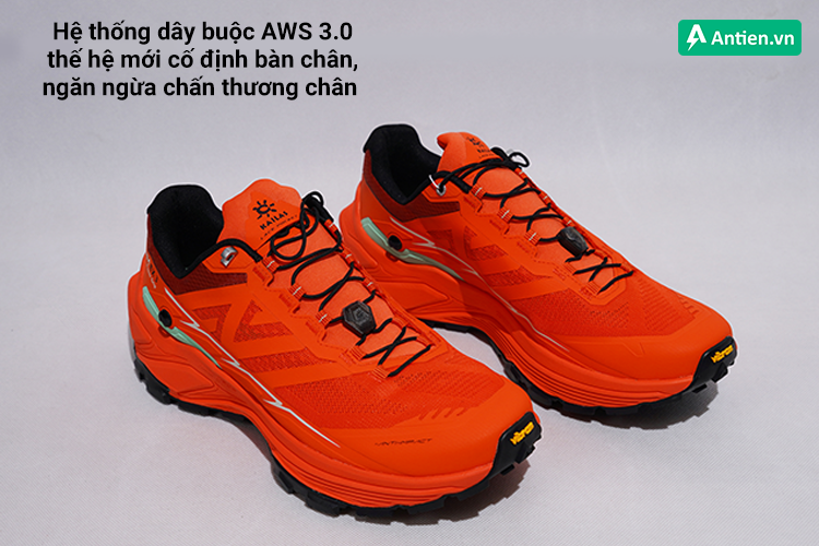 Hệ thống dây buộc và khóa kéo AWS 3.0 giúp dễ dàng điều chỉnh và cố định bàn chân, tránh chấn thương khi chạy