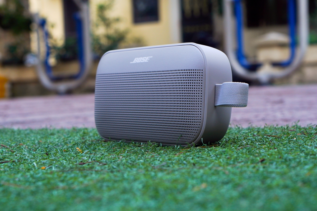 Bose SoundLink Flex II có quai móc chắc chắn