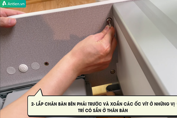 Lắp chân bàn bên phải của bàn học trẻ em Qm120H trước