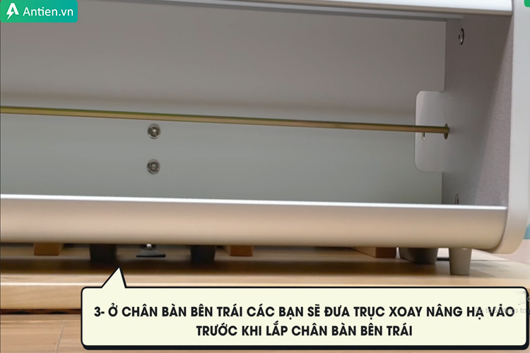 Tiến hành lắp trục xoay hạ độ cao trước khi lắp chân bàn bên trái