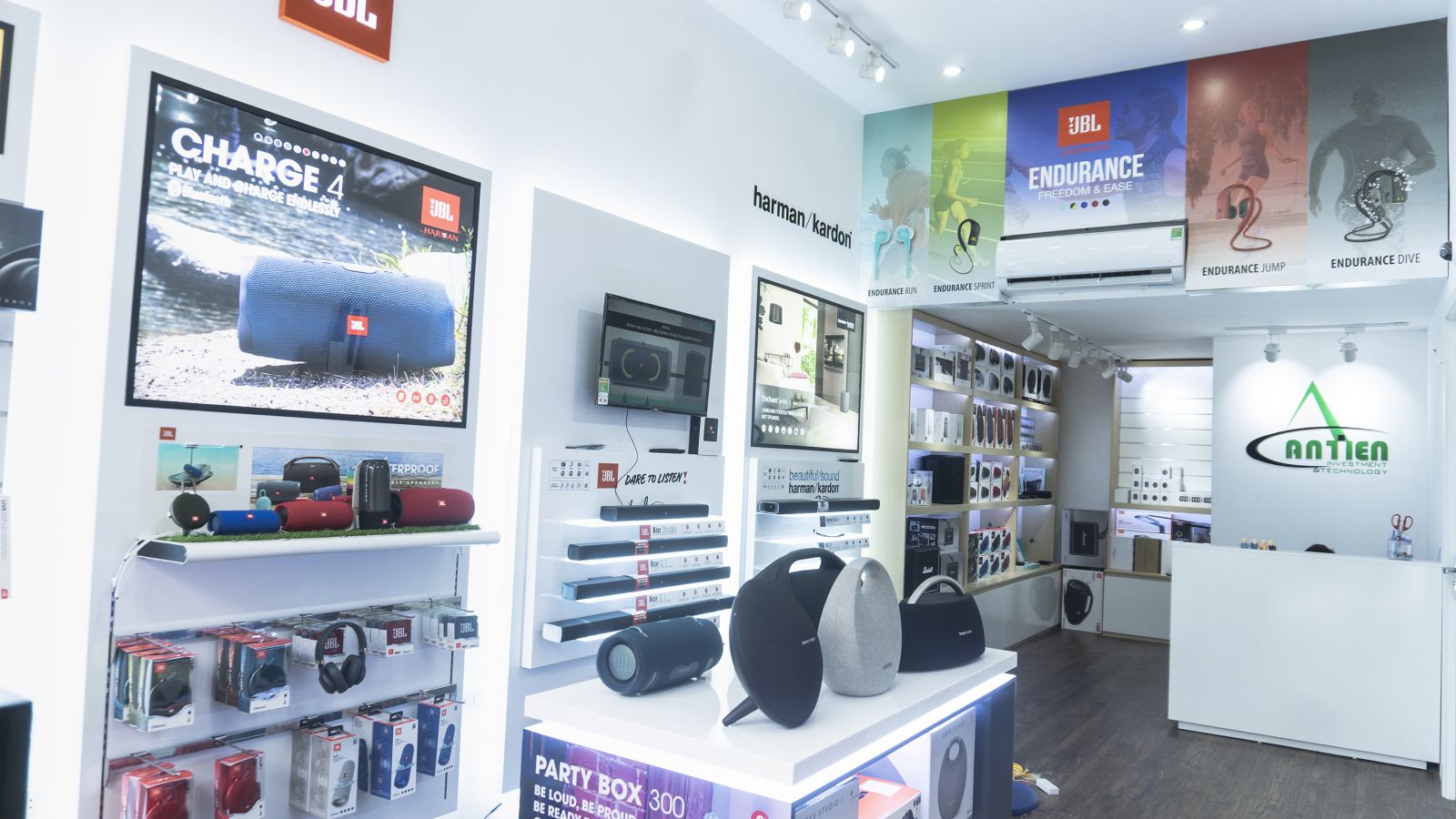 Khu vực trưng bày sản phẩm đúng chuẩn của JBL, Harman Kardon của An Tiến tại Hải Phòng